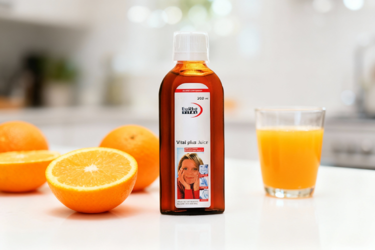 شربت زینک پلاس یوروویتال کنار پرتقال های تازه و لیوان آبمیوه